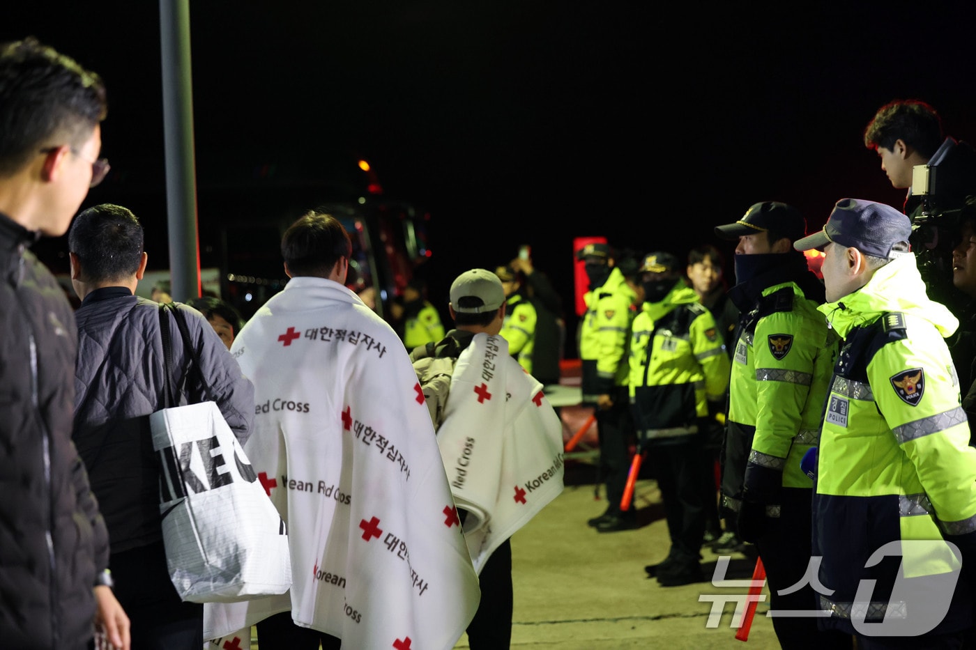 전남 신안 해상에서 좌초된 여객선 퀸제누비아2호 탑승객들 19일 밤 전남 목포해양경찰서 전용 부두로 도착하고 있다. 전날 오후 8시 16분쯤 전남 신안군 장산면 족도에 267명(승객 246명, 승무원 21명)이 탑승한 여객선이 좌초돼 해경이 전원 구조했다. 2025.11.20/뉴스1 ⓒ News1 박지현 기자