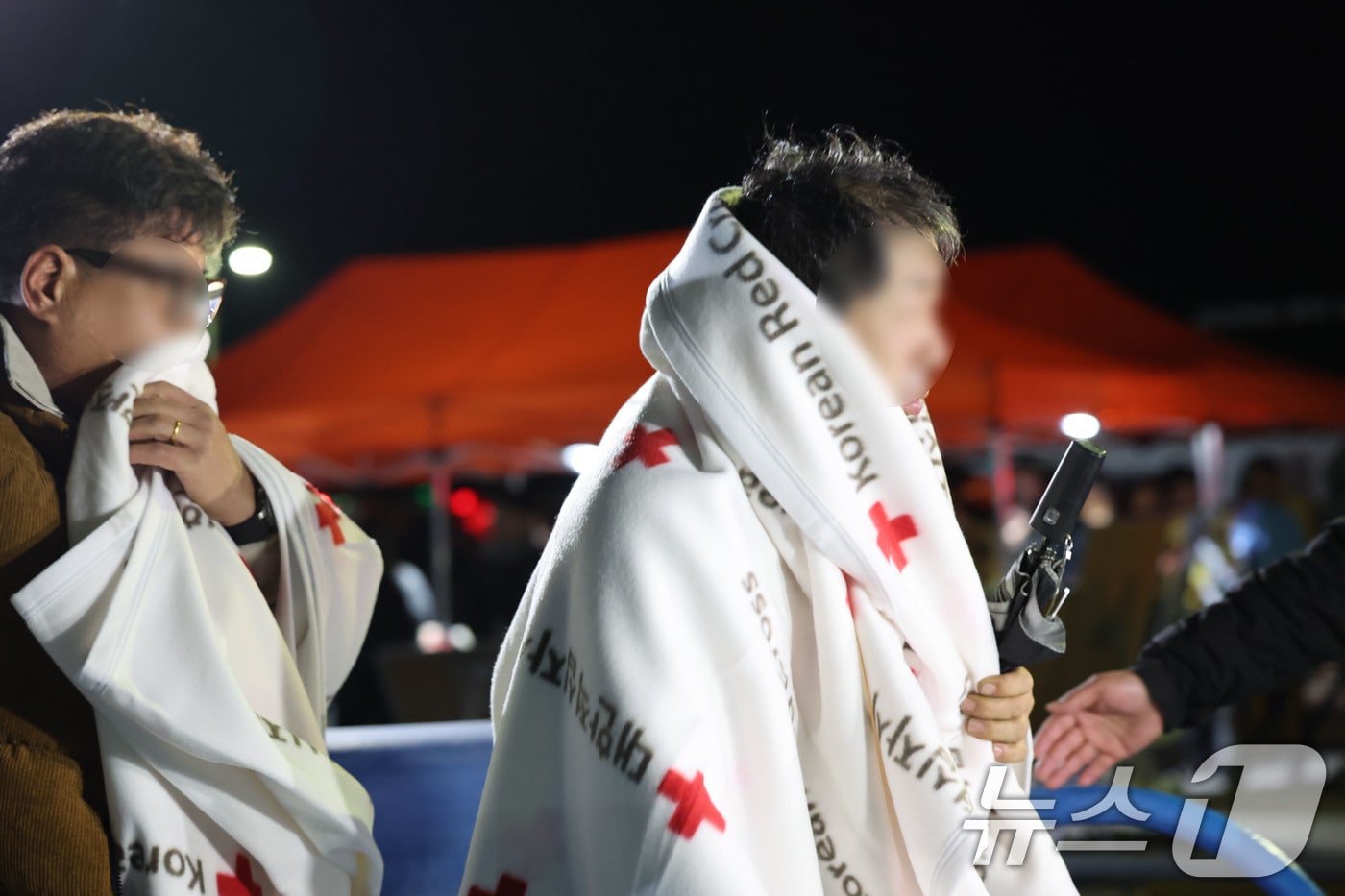 전남 신안 해상에서 좌초된 여객선 퀸제누비아2호 탑승객들 19일 밤 전남 목포해양경찰서 전용 부두로 도착하고 있다. 전날 오후 8시 16분쯤 전남 신안군 장산면 족도에 267명(승객 246명, 승무원 21명)이 탑승한 여객선이 좌초돼 해경이 전원 구조했다. 2025.11.20/뉴스1 ⓒ News1 박지현 기자