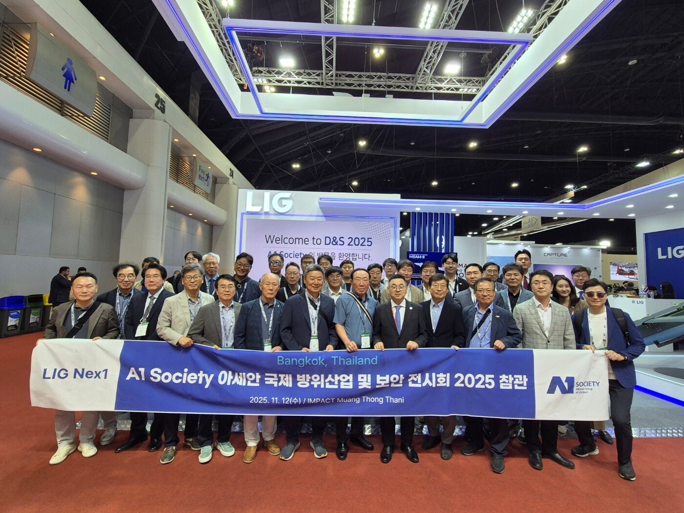 10일부터 13일까지 태국 방콕에서 열린 국제 방산전시회 &#39;Defense & Security&#40;D&S 2025&#41;&#39;에서 LIG넥스원, 협력회사 대표단 등이 단체기념 촬영을 하고 있다. &#40;LIG넥스원 제공&#41;