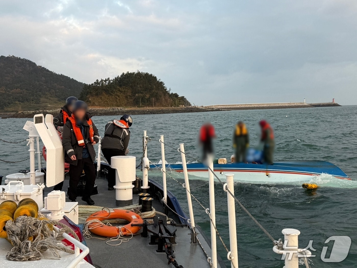 20일 오전 7시 28분께 전북 군산시 연도 인근 해상에서 꽃게잡이 어선 1척이 전복돼 해경이 구조에 나섰다.(군산해경 제공. 재판매 및 DB금지)