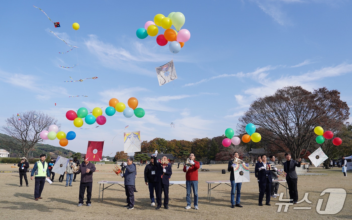 지난해 11월 23일 해미읍성에서 열린 제8회 서산해미읍성 연날리기 대회 모습(서산시 제공. 재판매 및 DB금지)2025.11.20/뉴스1