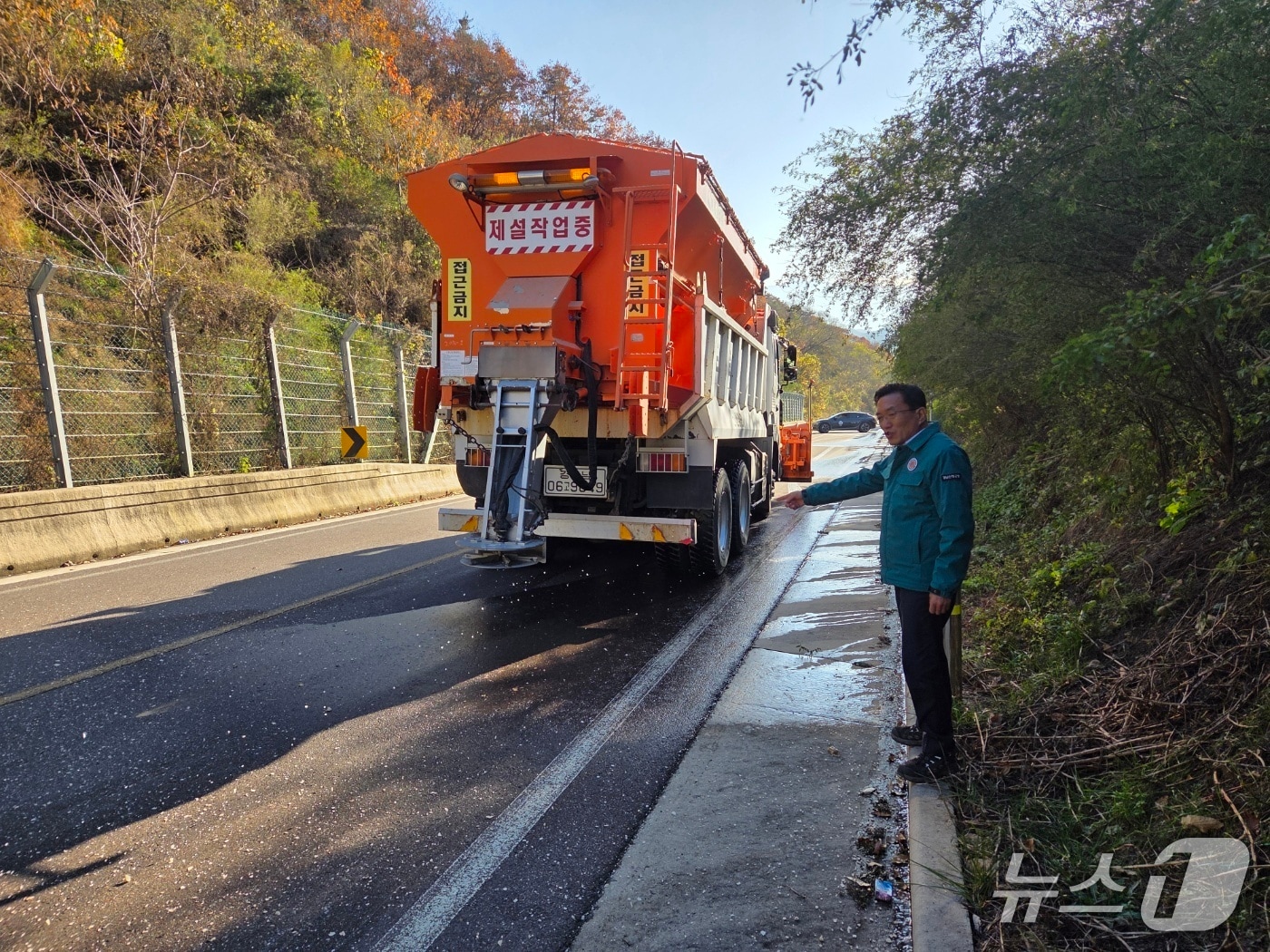 정영철 산청군부군수가 20일 눈 피해 최소화를 위해 지역의 주요 간선도로를 점검하고 있다(산청군 제공. 재판매 및 DB금지).