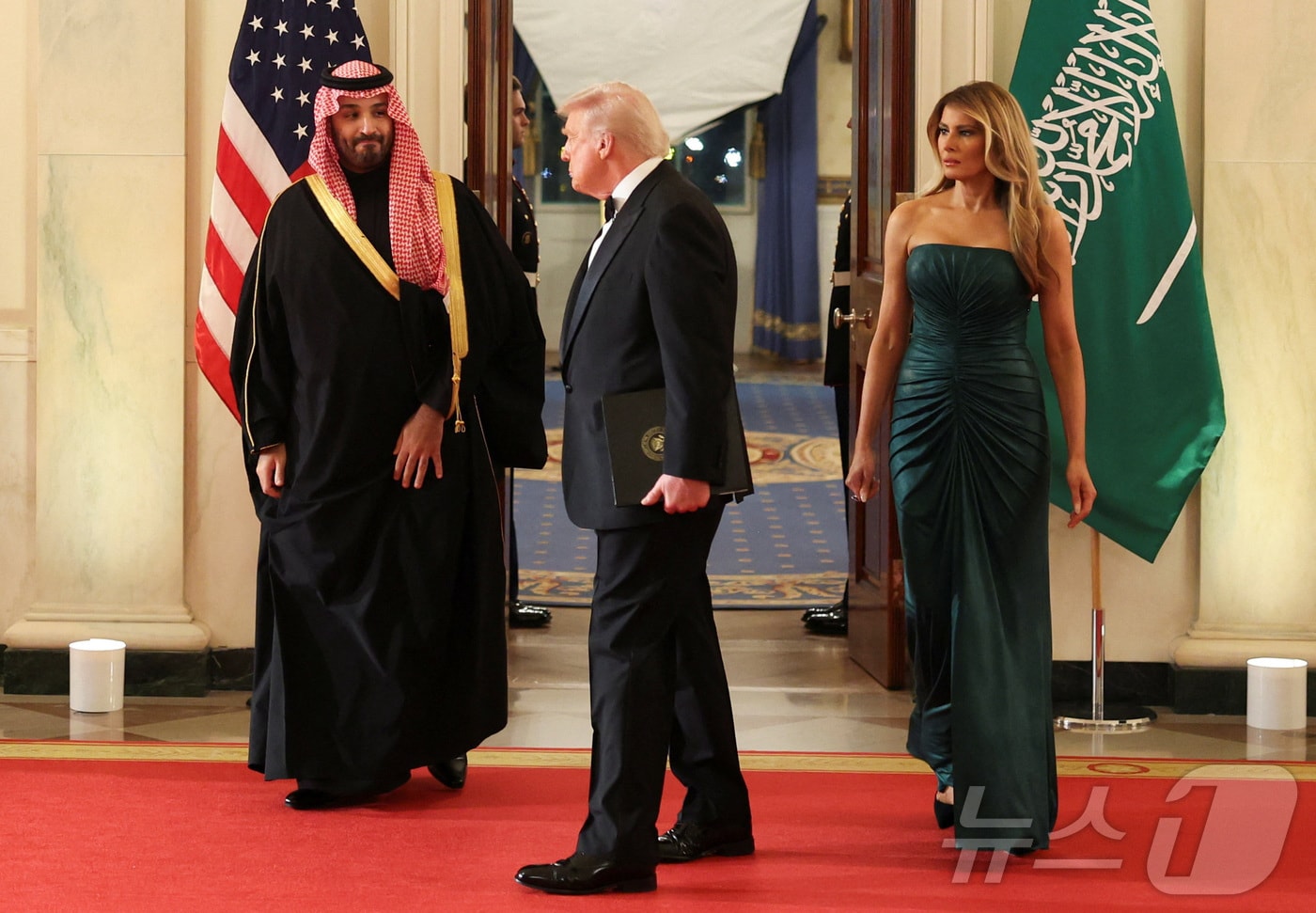 18일(현지시간) 미국 워싱턴 D.C.에서 열린 만찬에 도널드 트럼프 미국 대통령과 멜라니아 트럼프 여사, 그리고 사우디아라비아의 왕세자 무함마드 빈살만이 도착하고 있다. 2025. 11. 18. ⓒ 로이터=뉴스1 ⓒ News1 양은하 기자