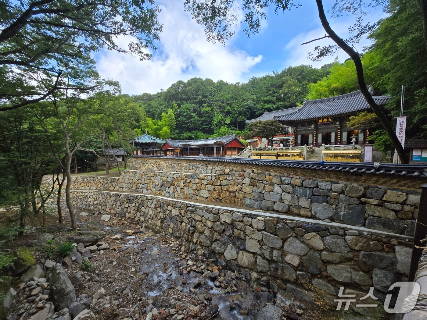 홍룡사 대웅전 석축정비 현장.(양산시 제공. 재판매 및 DB금지)
