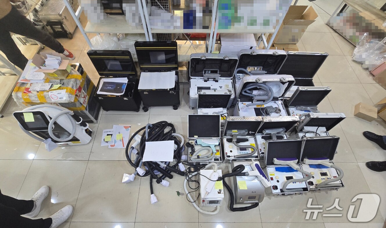 경북의 한 미용 재료상점에서 압수된 불법 의료기기들.(남해해경청 제공. 재판매 및 DB 금지)