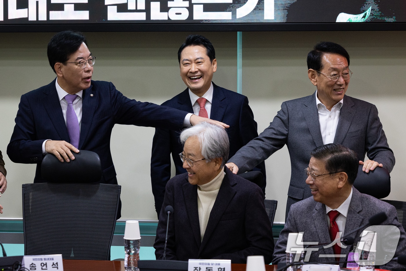 장동혁 국민의힘 대표와 송언석 원내대표, 김도읍 정책위의장이 20일 서울 여의도 국회 의원회관에서 열린 '이재명 정부 예산 포퓰리즘 이대로 괜찮은가' 토론회에서 기념 촬영을 위해 자리하며 미소 짓고 있다. 2025.11.20/뉴스1 ⓒ News1 유승관 기자