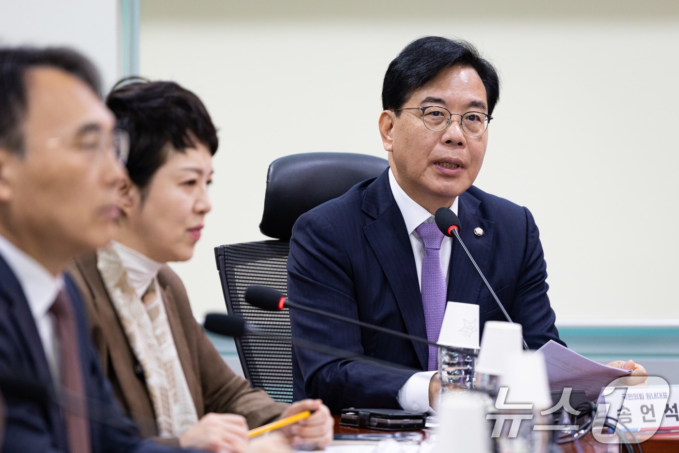 송언석 국민의힘 원내대표가 20일 서울 여의도 국회 의원회관에서 열린 '이재명 정부 예산 포퓰리즘 이대로 괜찮은가' 토론회에서 축사를 하고 있다. 2025.11.20/뉴스1 ⓒ News1 유승관 기자