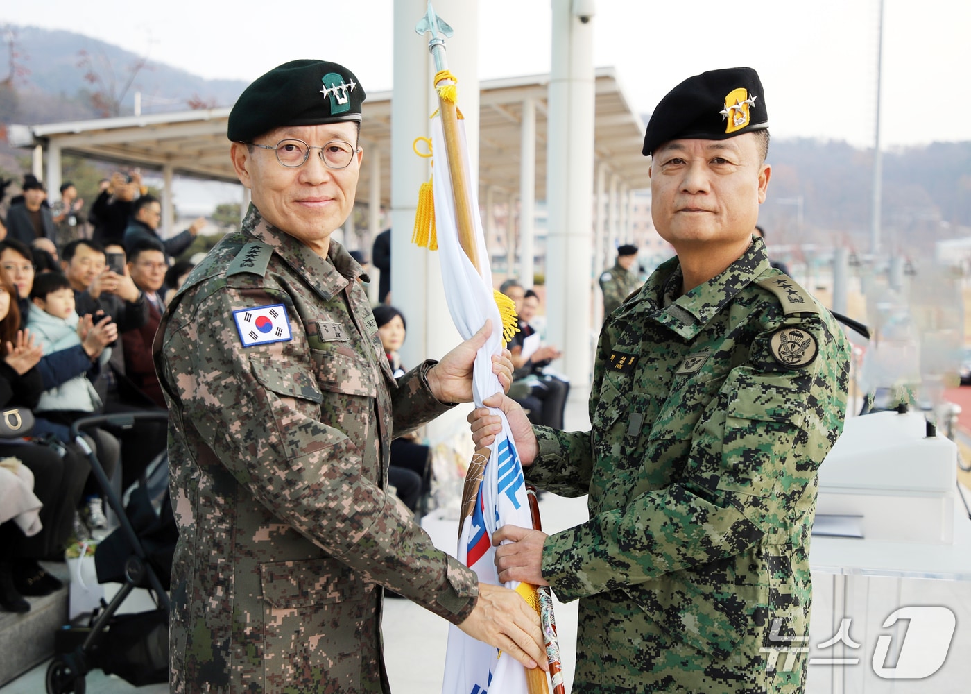 박성제 신임 특전사령관&#40;오른쪽&#41;이 20일 사령부 연병장에서 열린 취임식에서 김규하 육군참모총장으로부터 부대기를 이양 받고 있다.&#40;특전사 제공&#41;