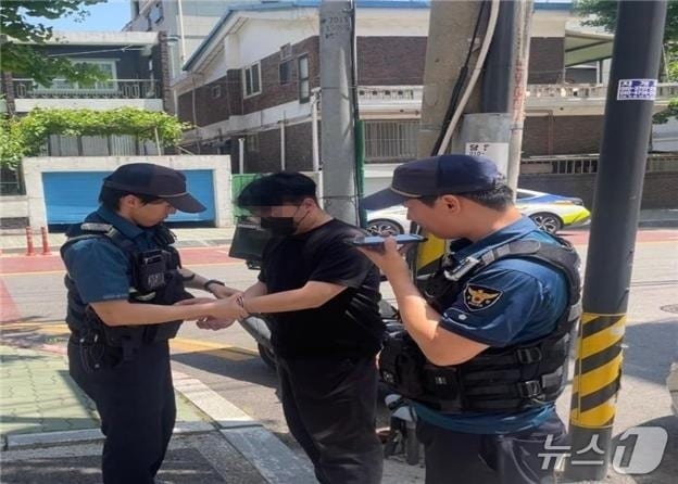 신고 현장에 출동한 경찰.&#40;인천경찰청 제공. 재배포 및 DB금지&#41;2025.11.20/뉴스1