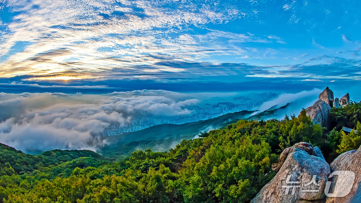 금정산 전경 (부산국가지질공원 홈페이지 캡처. 재판매 및 DB금지)