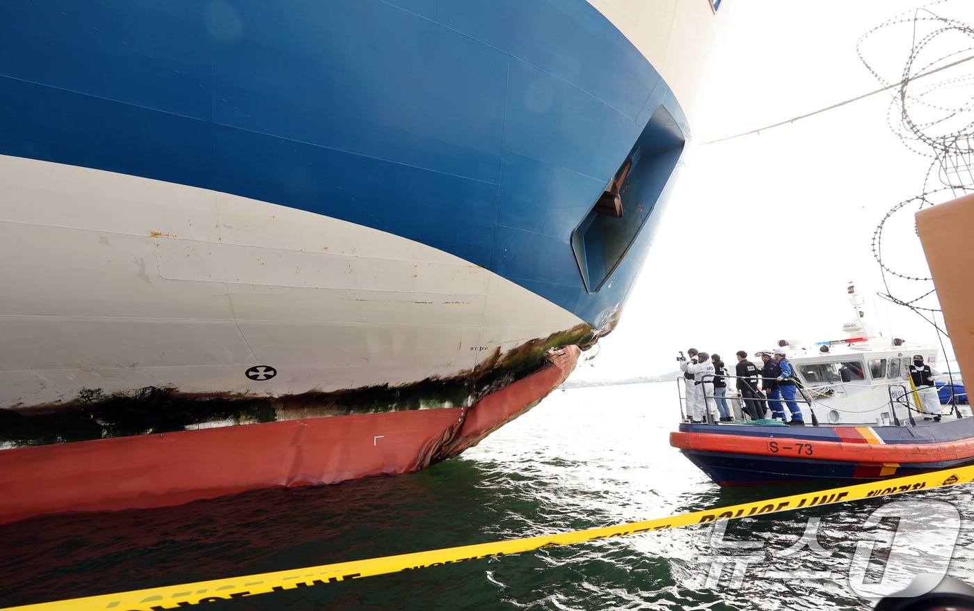 전남 신안 해상 발생한 퀸제누비아2호 좌초 사고와 관련해 20일 목포 산정동 삼학부두에서 한국선급, 국립과학수사연구원, 목포해경 등이 합동으로 선체합동감식을 진행하고 있다. 2025.11.20/뉴스1 ⓒ News1 박지현 기자