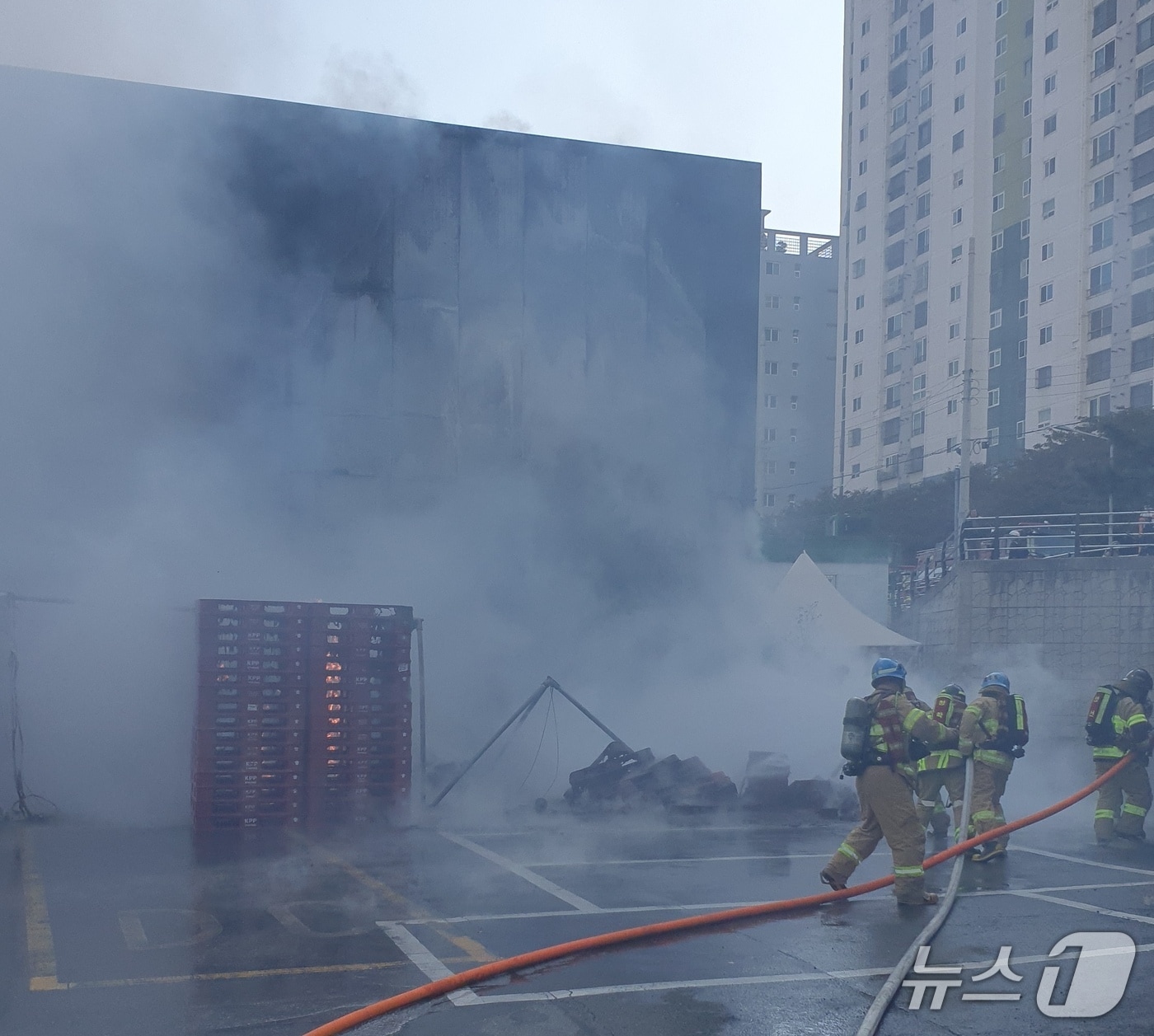 20일 부산 영도구의 한 대형마트에 난 불을 진압하고 있는 모습 (소방 제공. 재판매 및 DB금지)