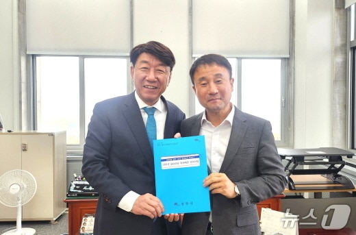 우범기 전주시장이 20일 국회에서 한병도 의원을 만나 전주시의 주요 사업의 필요성과 당위성을 적극 설명했다.(전주시 제공, 재판매 및 DB 금지)/뉴스1