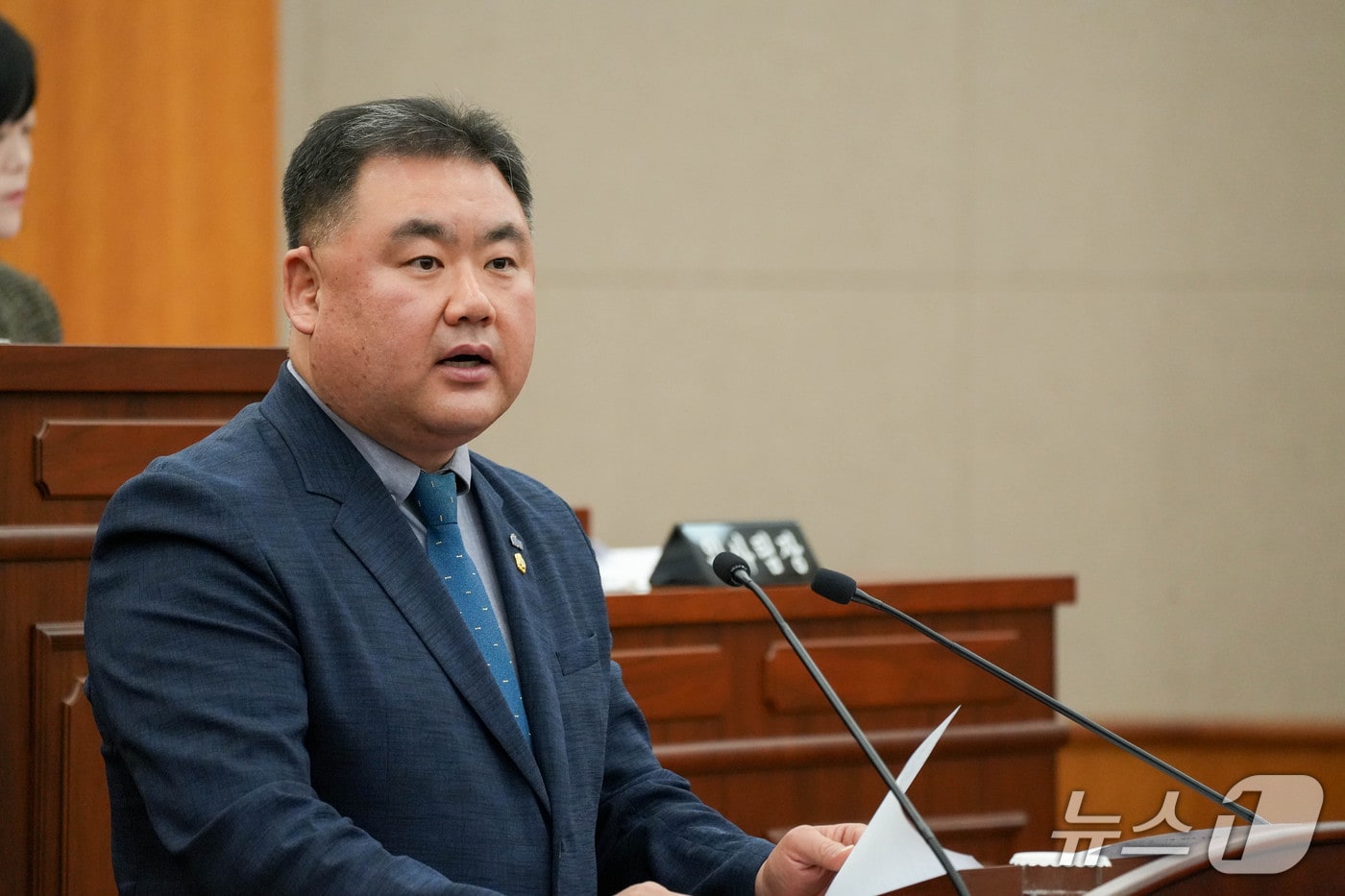 박재완 의원이 20일 열린 제228회 제2차 정례회 제1차 본회의에서 '공무원 야간 당직 근무 제도 개선 촉구안'을 설명하고 있다.(울산 북구의회 제공. 재판매 및 DB금지)/뉴스1