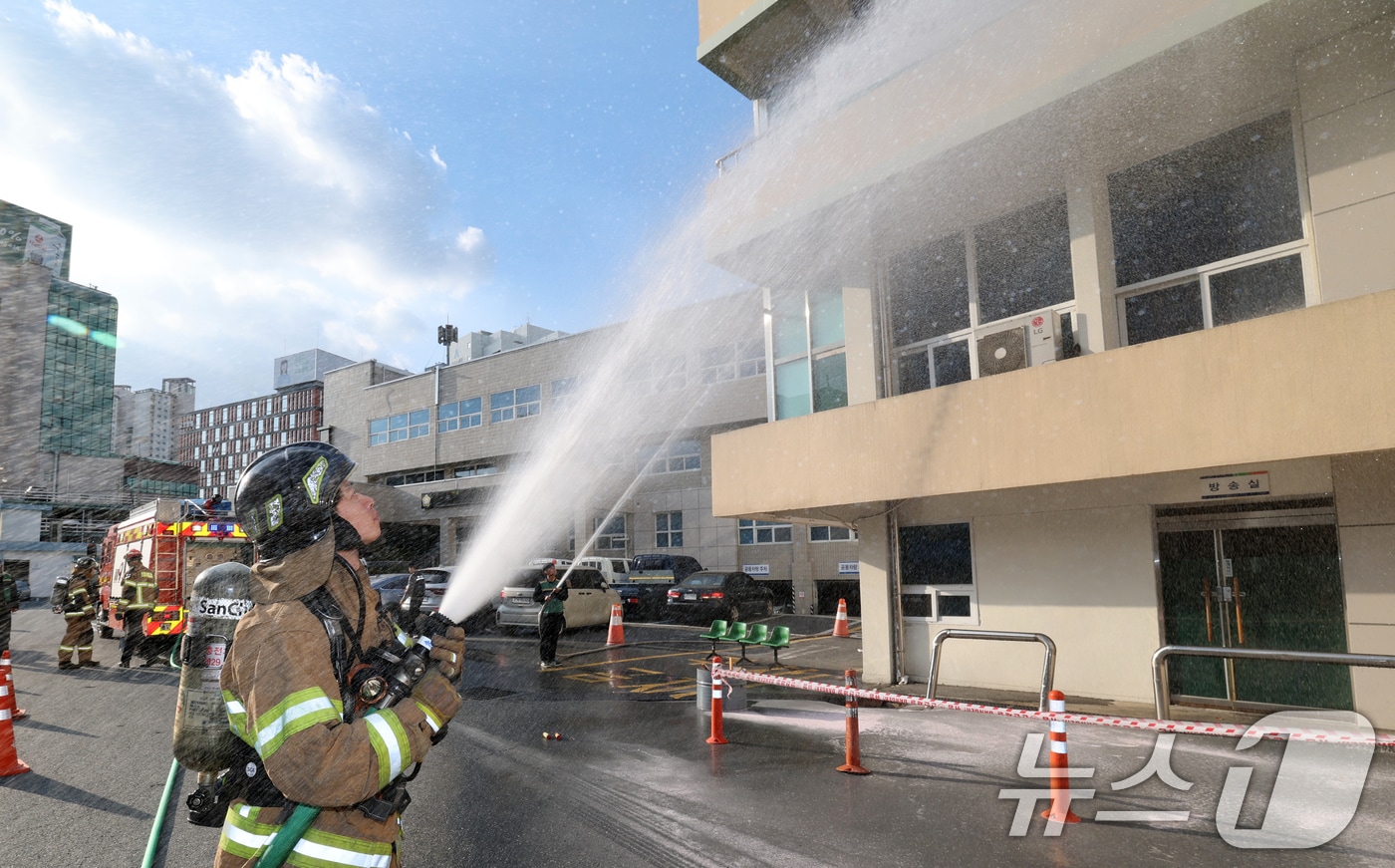 20일 대전 중구청에서 열린 청사 화재대비 합동 소방훈련에서 소방관이 직원과 합동으로 화재를 진화하고 있다. 2025.11.20/뉴스1 ⓒ News1 김기태 기자