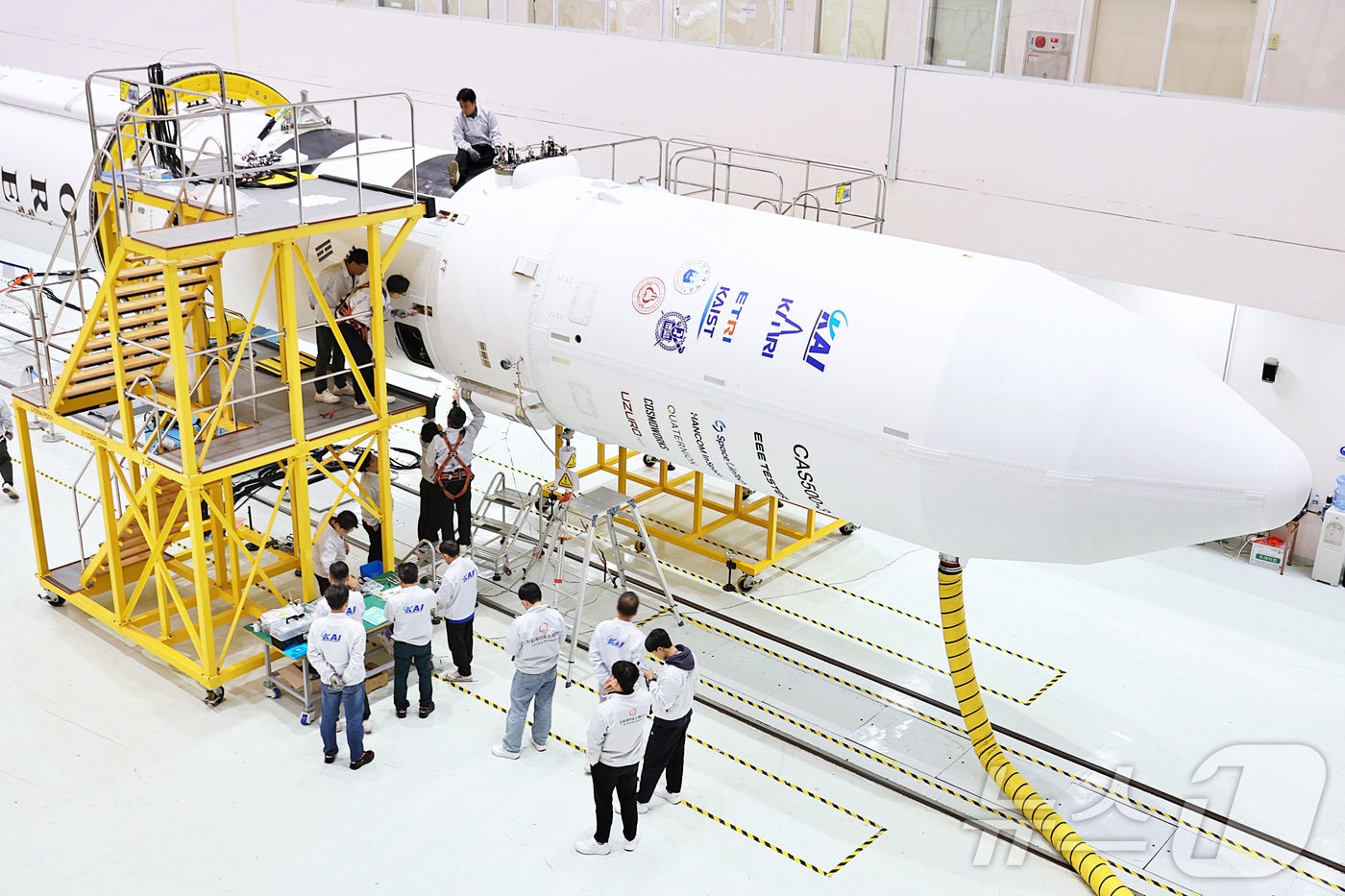 지난 19일 전라남도 고흥 나로우주센터 조립동에서 연구진들이 누리호 4차 발사 총조립을 수행하고 있다. (한국항공우주연구원 제공. 재판매 및 DB 금지) 2025.11.20/뉴스1