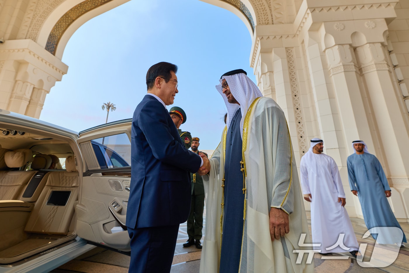 아랍에미리트&#40;UAE&#41;를 국빈 방문 중인 이재명 대통령이 18일&#40;현지 시간&#41; 아부다비 카사르 알 와탄 대통령궁에서 열린 공식 환영식에서 무함마드 빈 자이드 알 나흐얀 UAE 대통령과 악수하고 있다. &#40;이재명 대통령 SNS. 재판매 및 DB 금지&#41; 2025.11.20/뉴스1 ⓒ News1 허경 기자