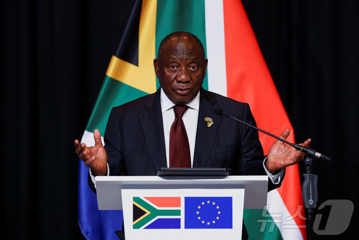 시릴 라마포사 대통령은 20일&#40;현지시간&#41; 요하네스버그에서 유럽연합&#40;EU&#41;의 우르줄라 폰데어라이엔 집행위원장·안토니우 코스타 정상회의 상임의장과의 공동 기자회견을 갖고 있다. 2025.11.20 ⓒ 로이터=뉴스1 ⓒ News1 김경민 기자