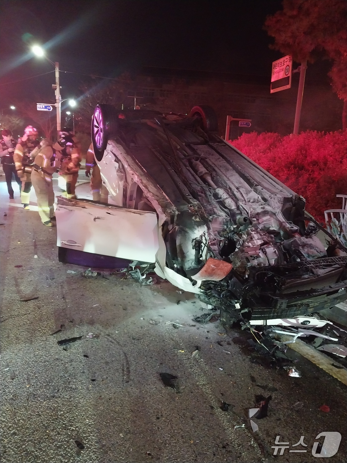 21일 오전 2시께 전북 전주시 덕진구 덕진동 한 도로에서 k5 승용차가 인도 울타리를 들이받고 전복되는 사고가 발생했다. (전북소방본부 제공)/뉴스1
