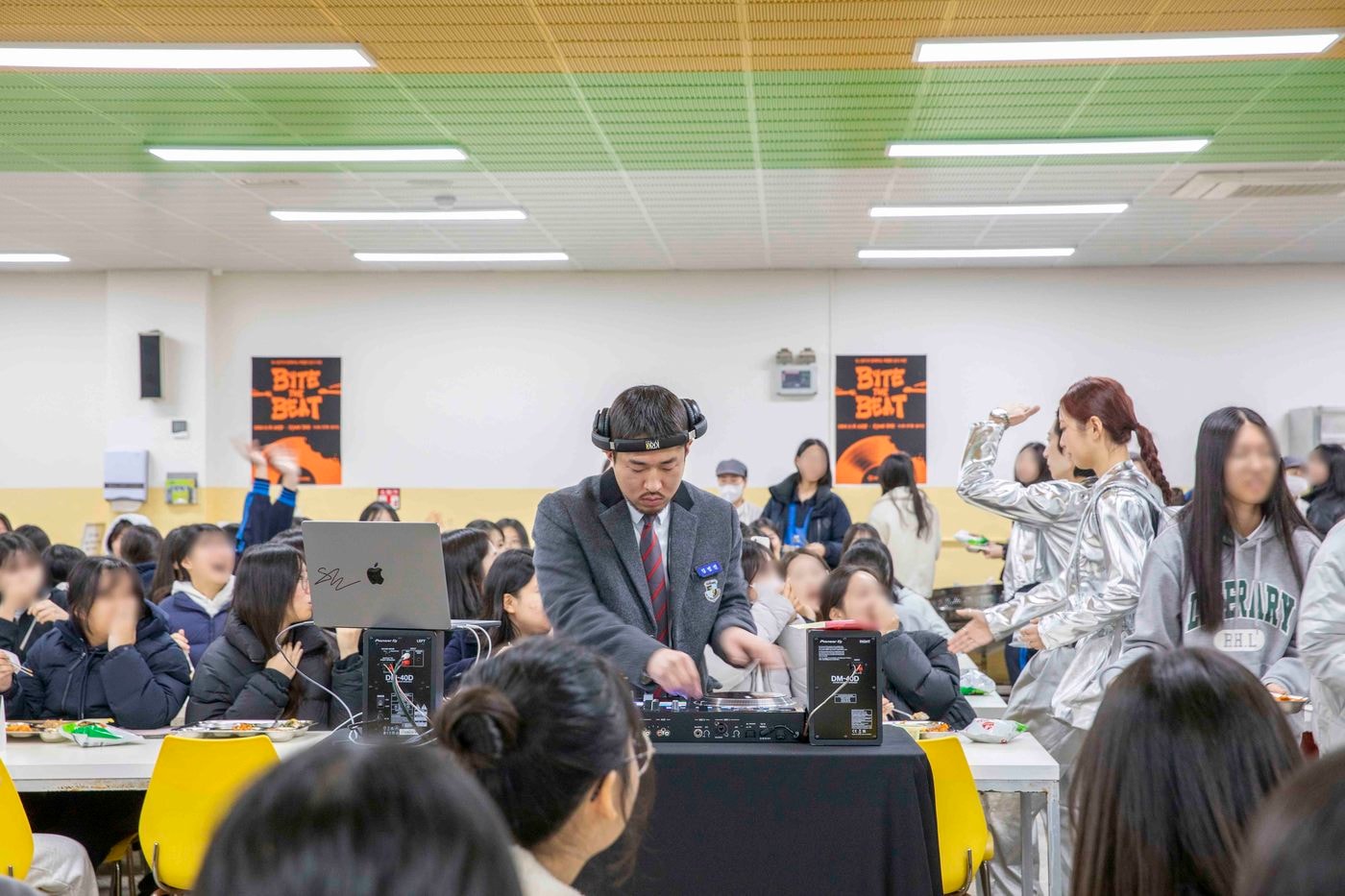 DJ가 고등학교 급식실에 떴다...아워홈, 바이트더비트 캠페인 전개 - 뉴스 썸네일 이미지