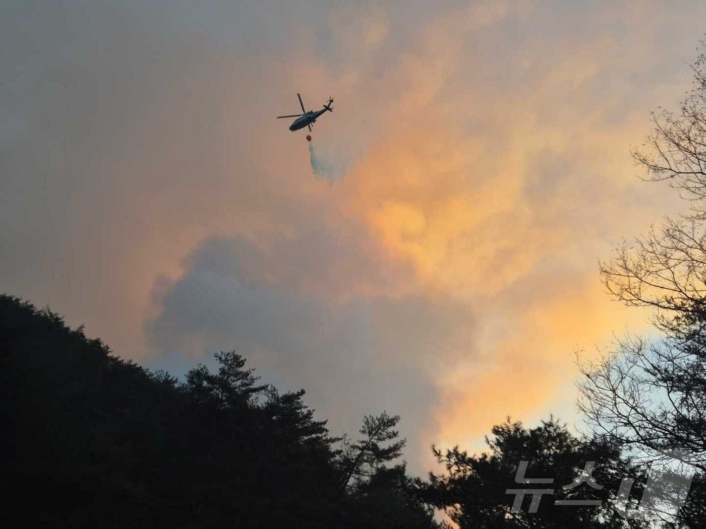 강원 인제 기린면 현리에서 산불이 발생한 지 이틀째인 21일 오전 산불진화헬기가 불을 끄고 있다. (강원도소방본부 제공. 재판매 및 DB금지) 2025.11.21/뉴스1 ⓒ News1 한귀섭 기자
