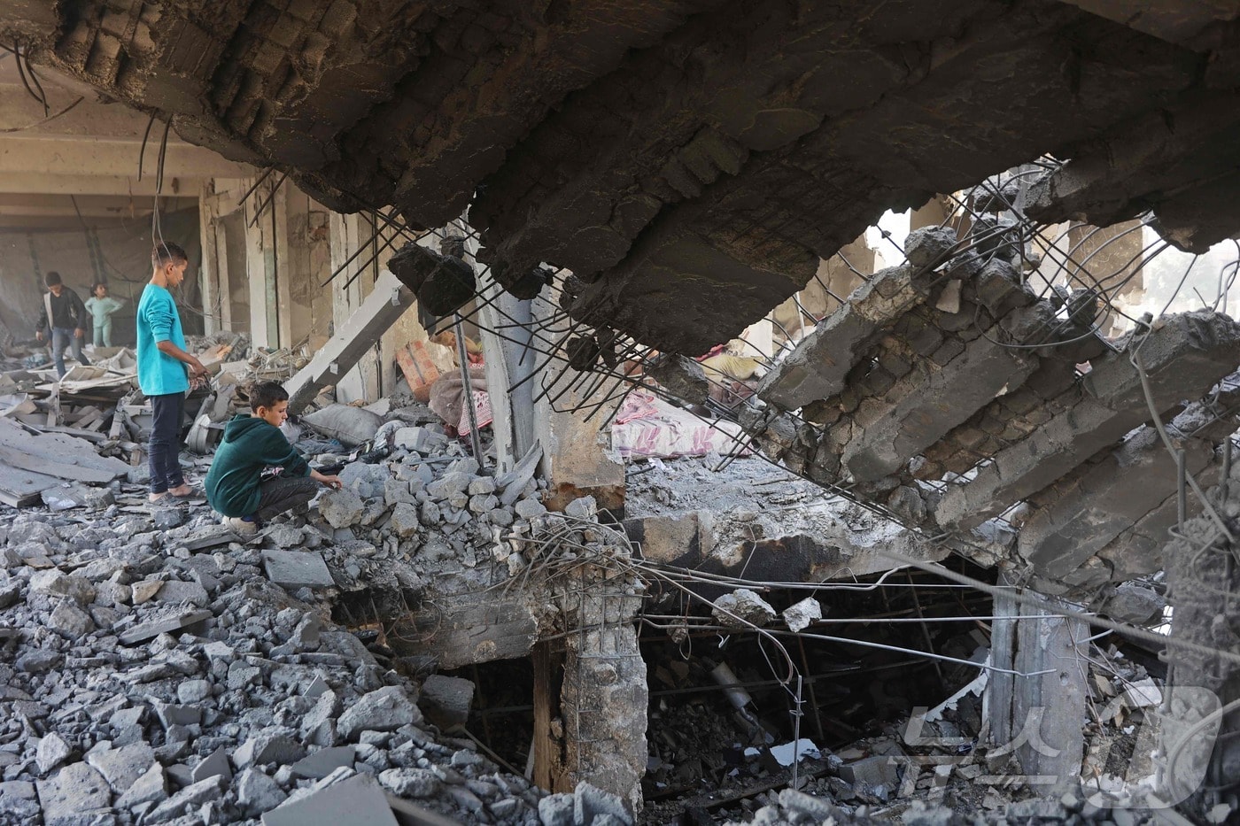 팔레스타인 어린이들이 20일&#40;현지시간&#41; 이스라엘군의 공격을 받은 가자시티 자이툰 지역의 건물 잔해를 살펴보고 있다. 2025.11.20./뉴스1 ⓒ AFP=뉴스1 ⓒ News1 이창규 기자