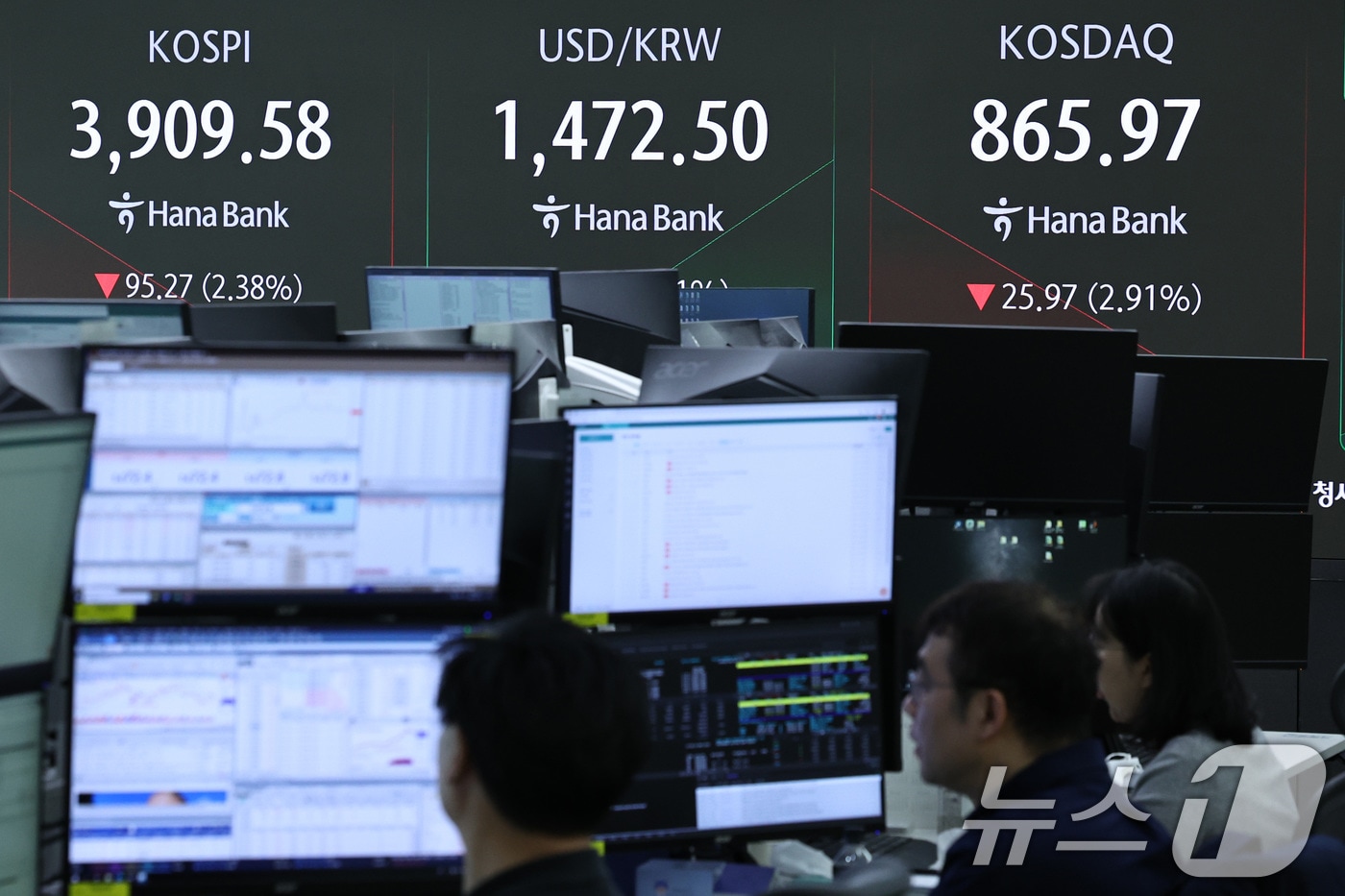 21일 오전 서울 중구 하나은행 딜링룸 전광판에 코스피, 코스닥 시황이 나타나고 있다. 2025.11.21/뉴스1 ⓒ News1 구윤성 기자