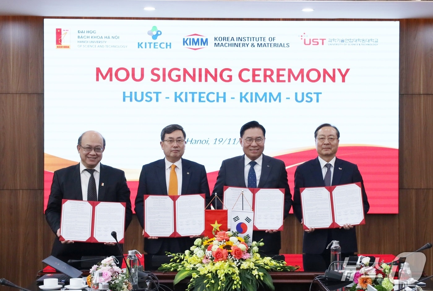 후인 꾸옛 탕 하노이과기대 총장(맨 왼쪽)과 이상목 생기연 원장(왼쪽 두 번째), 류석현 기계연 원장(오른쪽 두 번째), 강대임 UST 총장이 외국인 인재 유치 확대를 위한 4자간 업무협약을 체결하고 기념사진을 촬영하고 있다.(UST 제공) /뉴스1