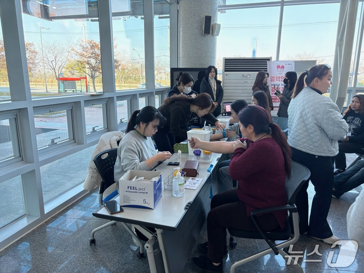 외국인 계절근로자 무료 건강검진 모습. (논산시 제공.재판매 및 DB금지)/뉴스1