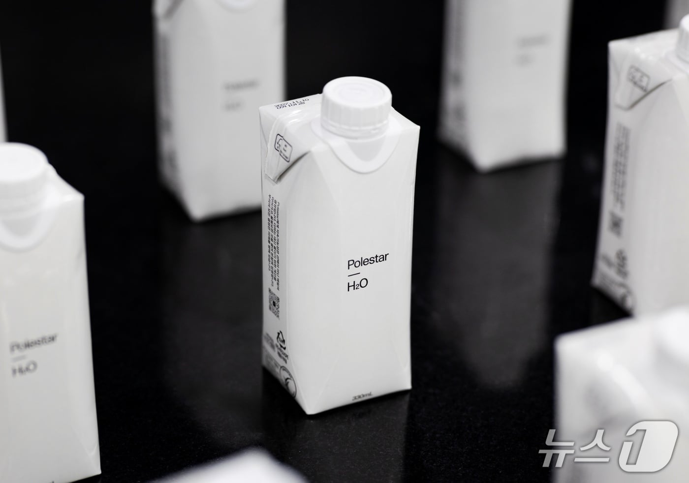 폴스타코리아가 스웨덴 식품 전처리·포장 기술 기업 테트라팩과 협업해 제작한 종이팩 생수&#40;자료사진. 폴스타코리아 제공&#41;. 2025.11.21.
