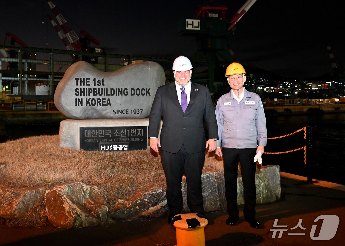 HJ중공업을 방문한 알렉스 크루츠(Alex Krutz) 미 상무부 부차관보(왼쪽)와 HJ중공업 유상철 대표.(HJ중공업 제공. 재판매 및 DB금지)