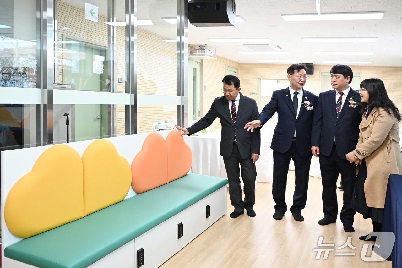 김제선 중구청장이 다함께돌봄센터 석교1호점 시설을 살피고 있다.&#40;중구 제공. 재판매 및 DB금지&#41;/뉴스1