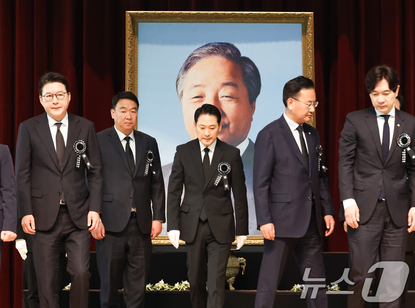 장동혁 국민의힘 대표를 비롯한 의원들이 21일 오전 서울 동작구 서울현충원에서 열린 '김영삼 전 대통령 서거 10주기 추모식'에서 헌화 및 묵념을 마치고 자리로 돌아가고 있다. 왼쪽부터 신동욱, 정희용, 장동혁, 유상범, 박성훈. (공동취재) 2025.11.21/뉴스1 ⓒ News1 황기선 기자