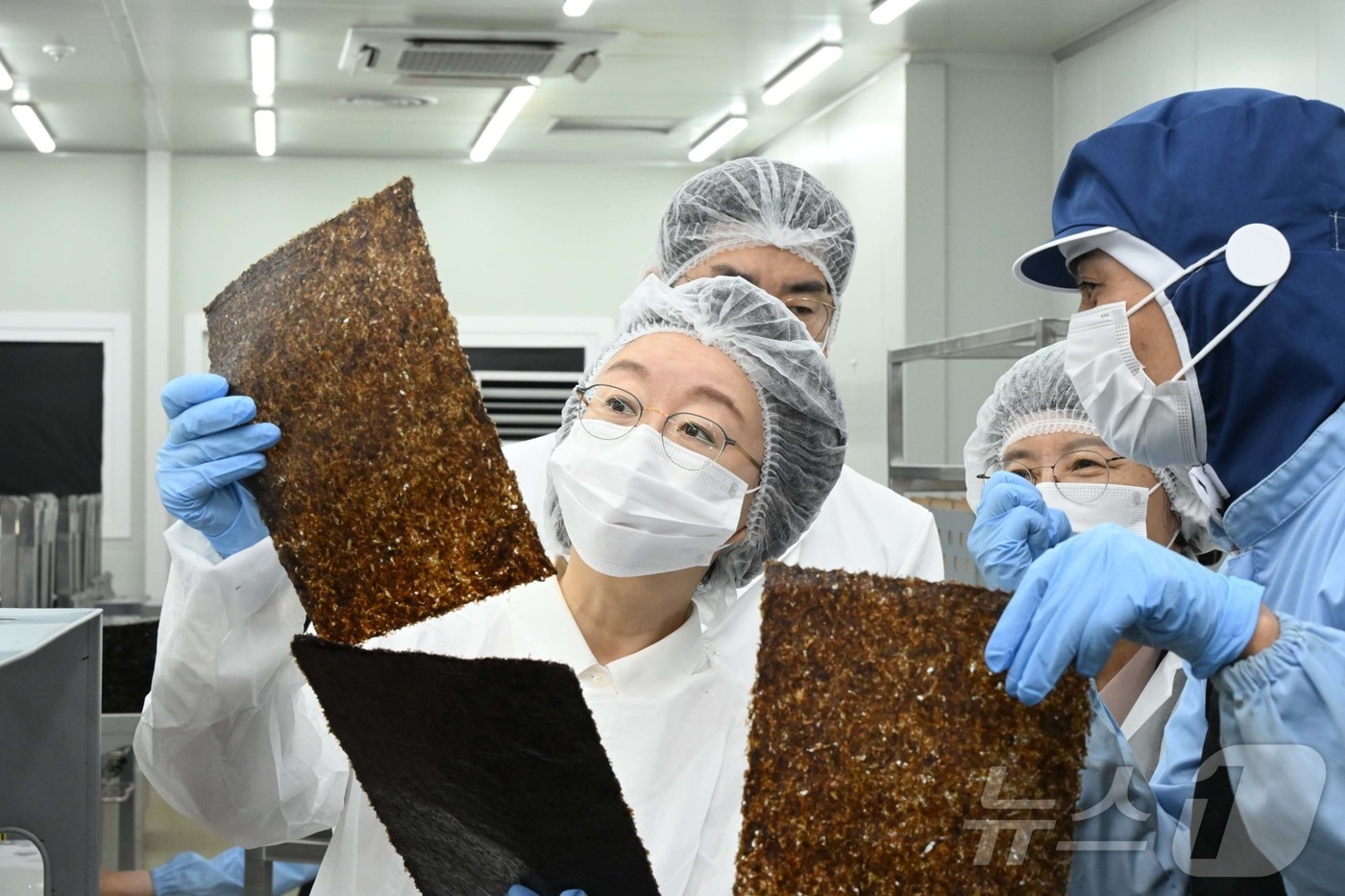 오유경 식품의약품안전처장이 21일 전남 목포에 위치한 마른김 생산업체 해농을 방문해 안전관리 현황을 점검하고 있다 . (식품의약품안전처 제공. 재판매 및 DB 금지) 2025.11.21/뉴스1