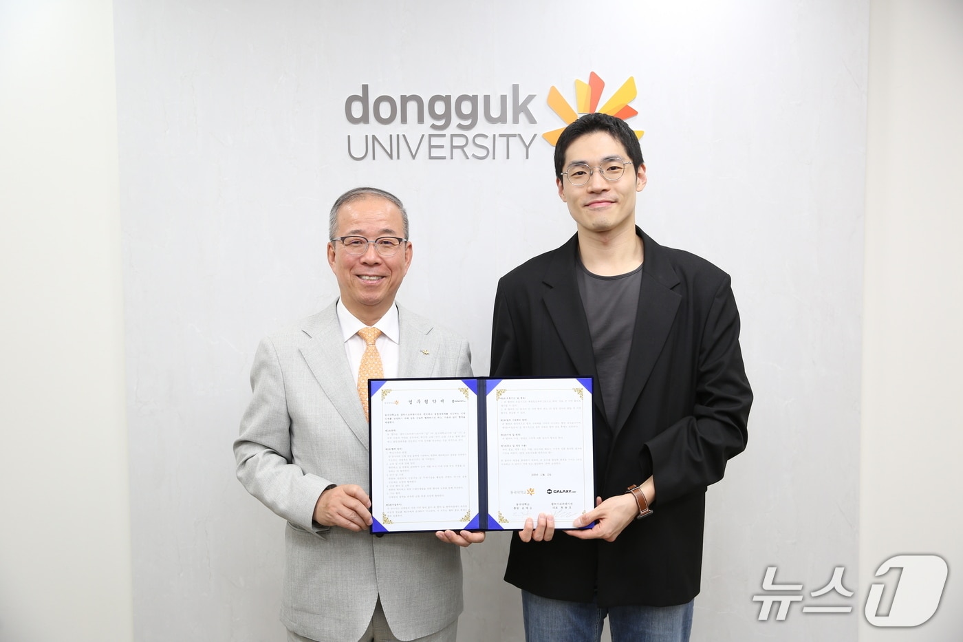 왼쪽부터 윤재웅 총장, 윤상보 부대표. (동국대 제공)