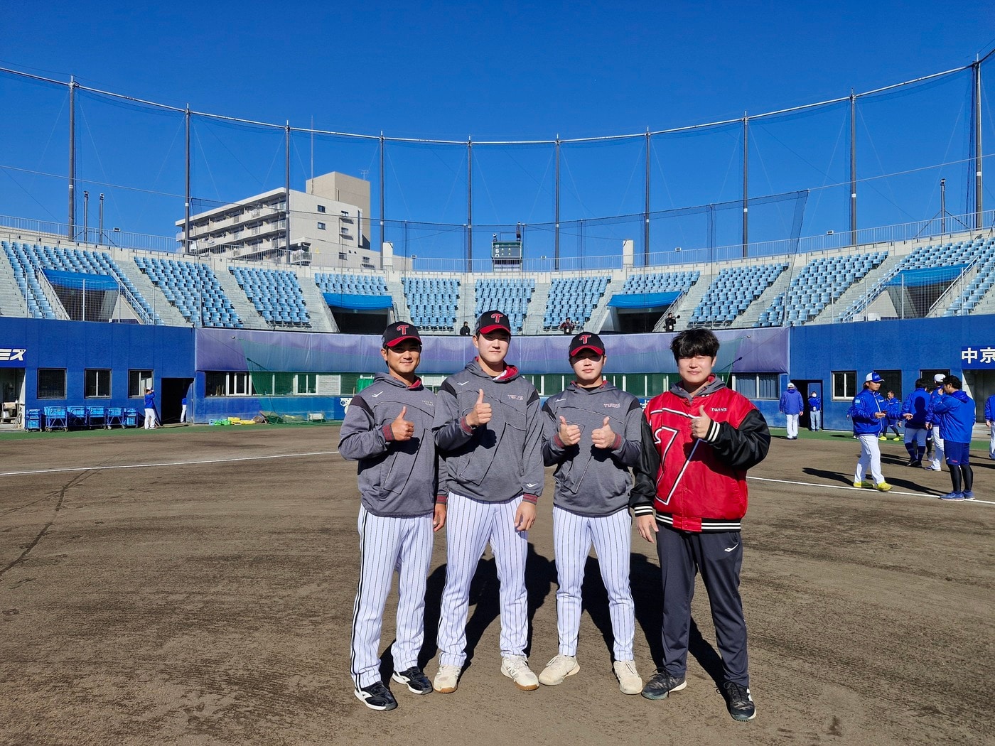 LG 트윈스의 문정빈(왼쪽에서 2번째)과 손용준(왼쪽에서 3번째). (LG 제공)