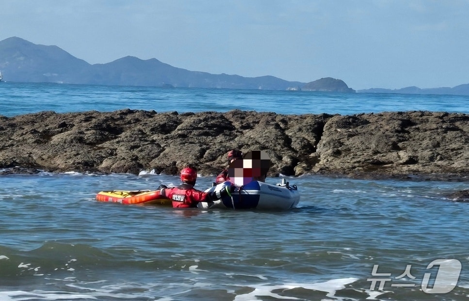 격포해수욕장에서 갯바위에 올라 바다를 감상하던 50대가 해경에 의해 구조되고 있다.(부안해경 제공. 재판매 및 DB금지)