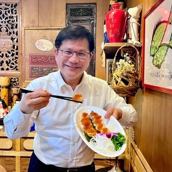 일본산 수산물을 먹고 있는  린자룽 대만 외교부장&#40;엑스 캡처&#41;