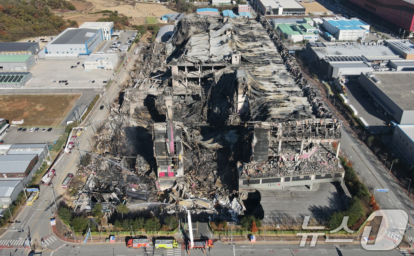 이랜드패션 물류센터 화재 현장감식이 실시된 21일 충남 천안시 동남구 풍세면 이랜드유통 천안 물류센터에서 소방차량으로 방수하고 있다. 2025.11.21 ⓒ 뉴스1 김기태 기자
