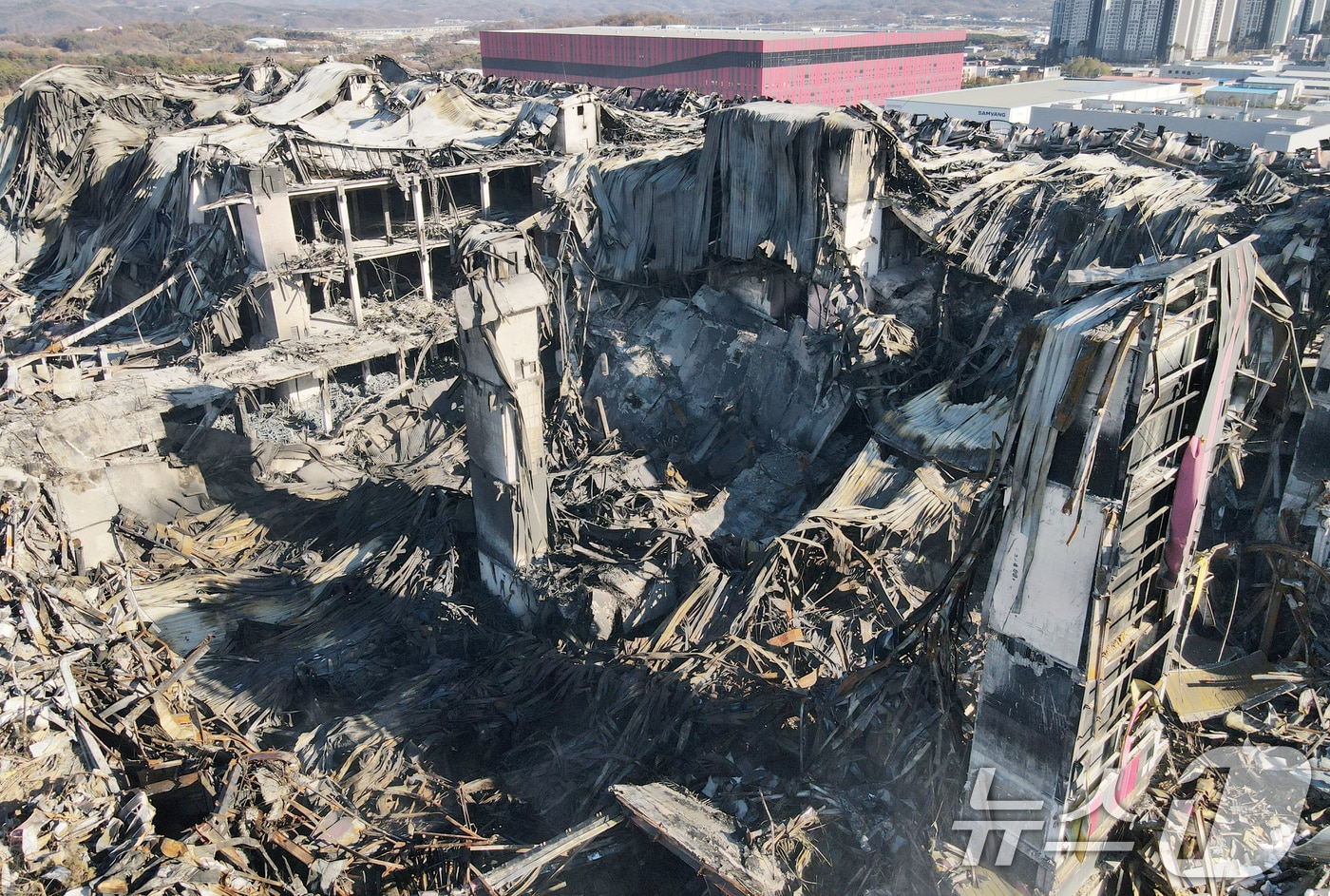 이랜드패션 물류센터 화재 현장감식이 실시된 21일 충남 천안시 동남구 풍세면 이랜드유통 천안 물류센터가 화재로 일부 건물이 붕괴돼 있다. /뉴스1 ⓒ News1 김기태 기자