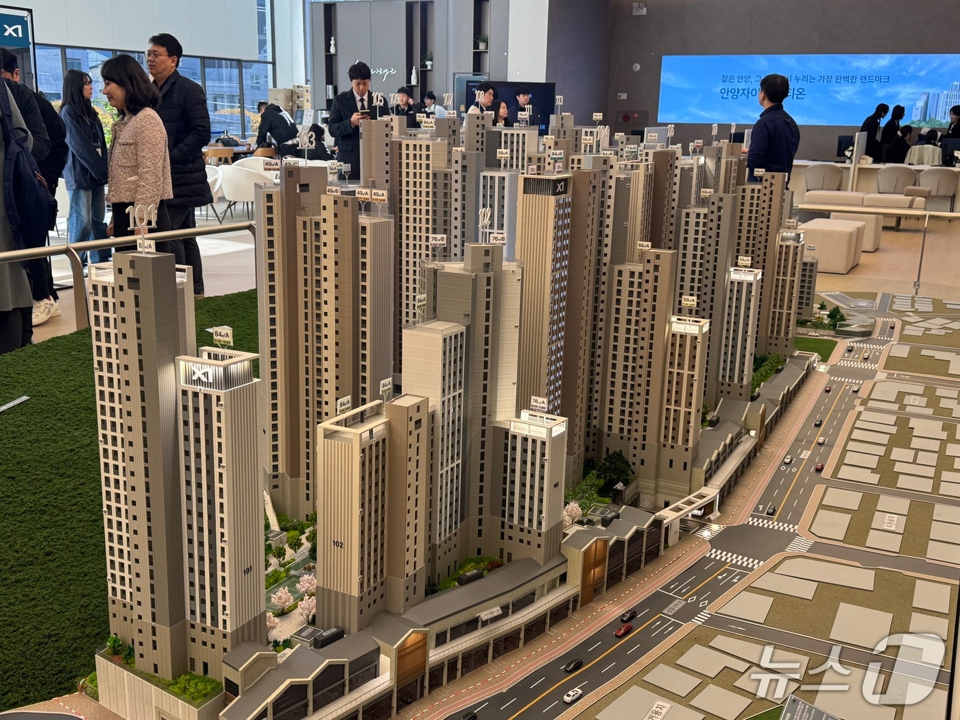 [르포] "어쩌다 보니 비규제"…신혼부부 모인 '안양자이 헤리티온' - 뉴스1