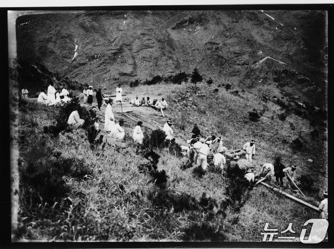 일제에 의해 제천시 한수면 송계리 월광사지에서 반출되고 있는 원랑선사탑비.(제천문화원 제공. 재판매 및 DB금지)/뉴스1