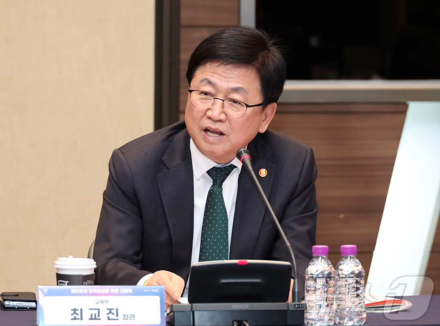 최교진 교육부 장관이 지난 21일 경기 고양시 일산 킨텍스에서 열린 ‘첨단분야 인재양성을 위한 간담회’에서 정책 방향에 대해 논의하고 있다. (교육부 제공. 재판매 및 DB 금지) / 2025.11.21/뉴스1