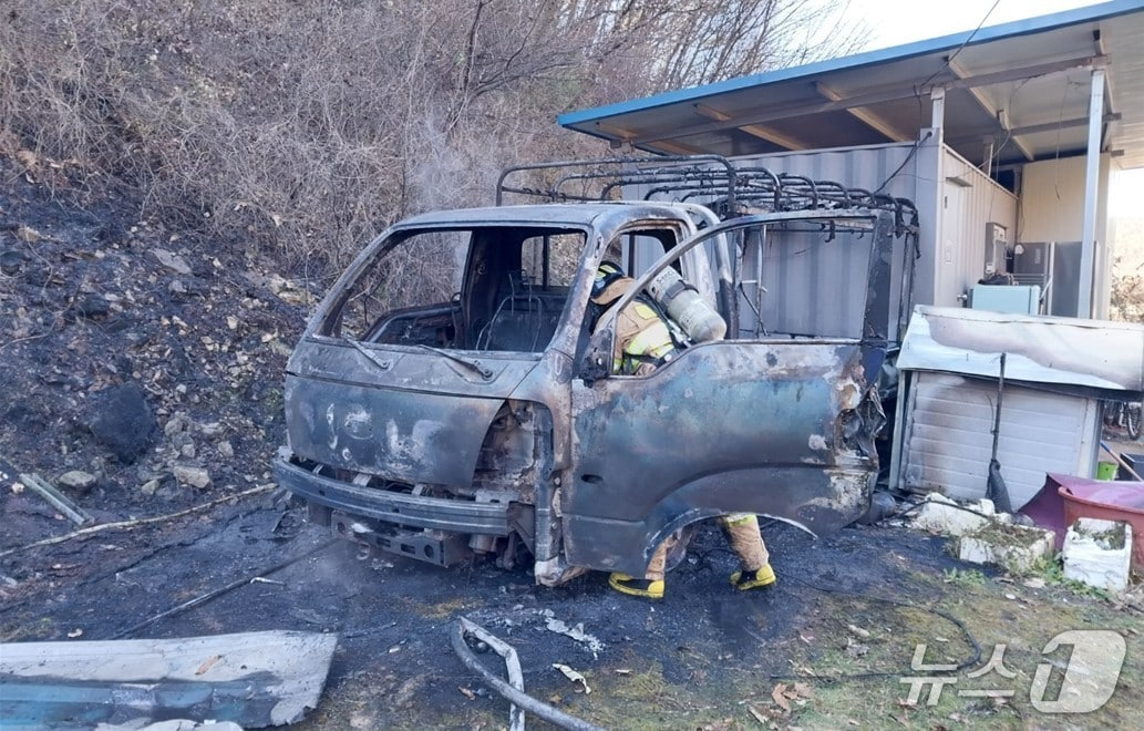 21일 오전 11시 25분쯤 경북 청송군 안덕면 한 주택 마당에 주차된 1톤 화물차에 불이나 소방당국이 진화하고 있다.(경북소방본부 제공. 재판매 및 DB 금지)2025.11.21/뉴스1
