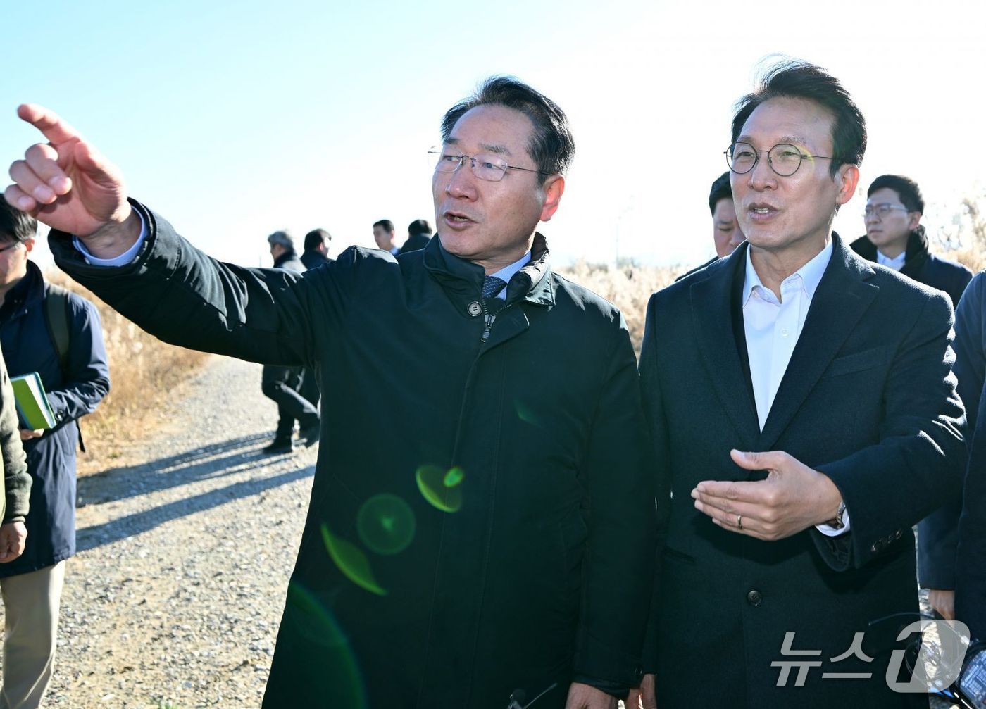 유정복 인천시장이 21일 수도권매립지에서 김민석 국무총리와 매립현황과 매립장 사용종료에 따른 활용방안을 점검하고 있다. (인천시 제공.재판매 및 DB금지)