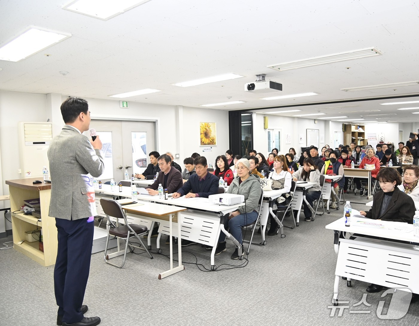 최재훈 대구 달성군수가 현풍읍에서 주민설명회를 열고 경관 개선과 상권 활성화 계획을 설명하고 있다.&#40;대구 달성군 제공. 재판매 및 DB금지&#41;