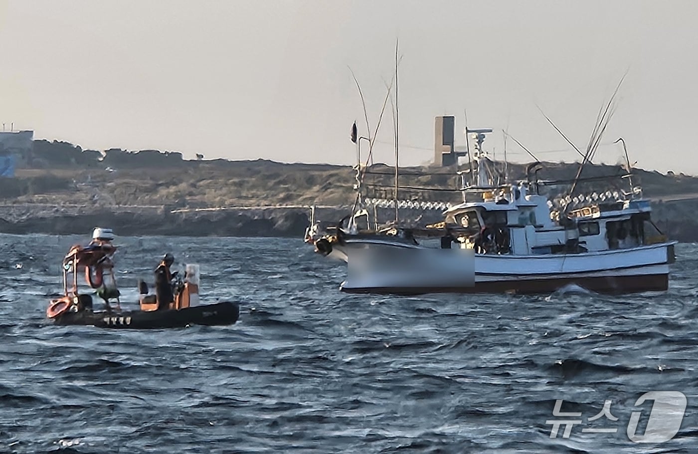 21일 오후 제주 가파도 인근에서 침수된 4.39톤급 어선 A호.(서귀포해양경찰서 제공. 재판매 및 DB 금지)