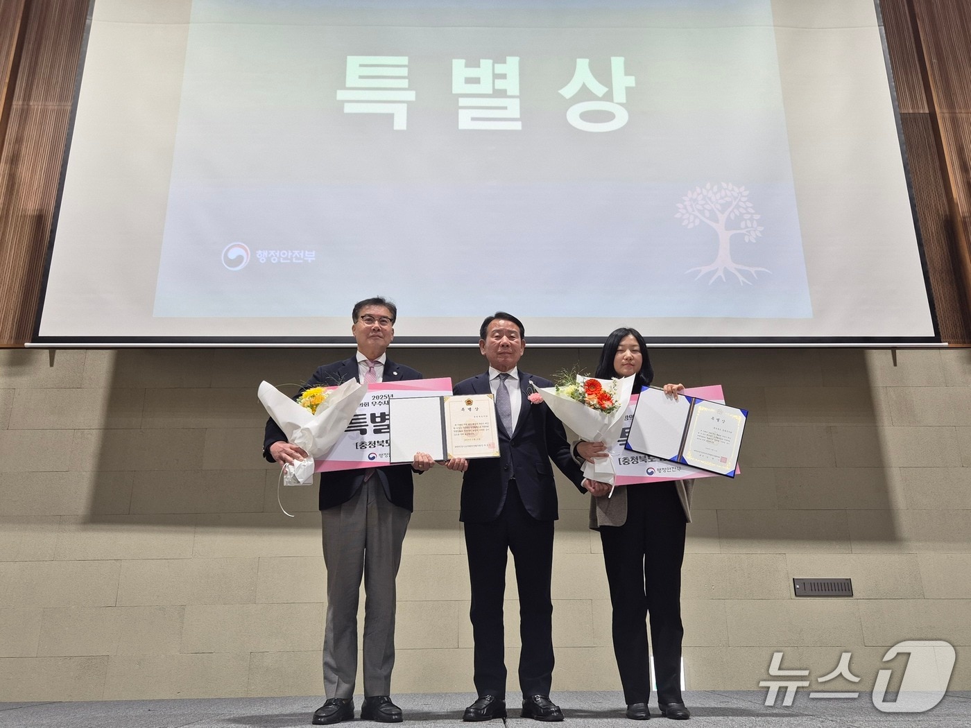 충북도의회는 21일 행정안전부 주관 지방의회 우수사례 경진대회에서 우수조례 분야 특별상을 수상했다.(충북도의회 제공. 재판매 및 DB금지)