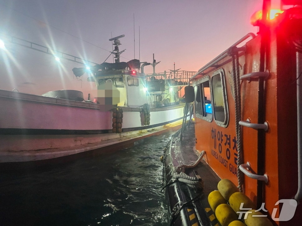 21일 오후 5시 19분쯤 완도군 소덕우도 인근 해상에서 연안복합 어선 A호(9.77톤·승선원 4명)가 암초에 걸려 완도해경이 구조하고 있다.(완도해경 제공. 재판매 및 DB 금지)