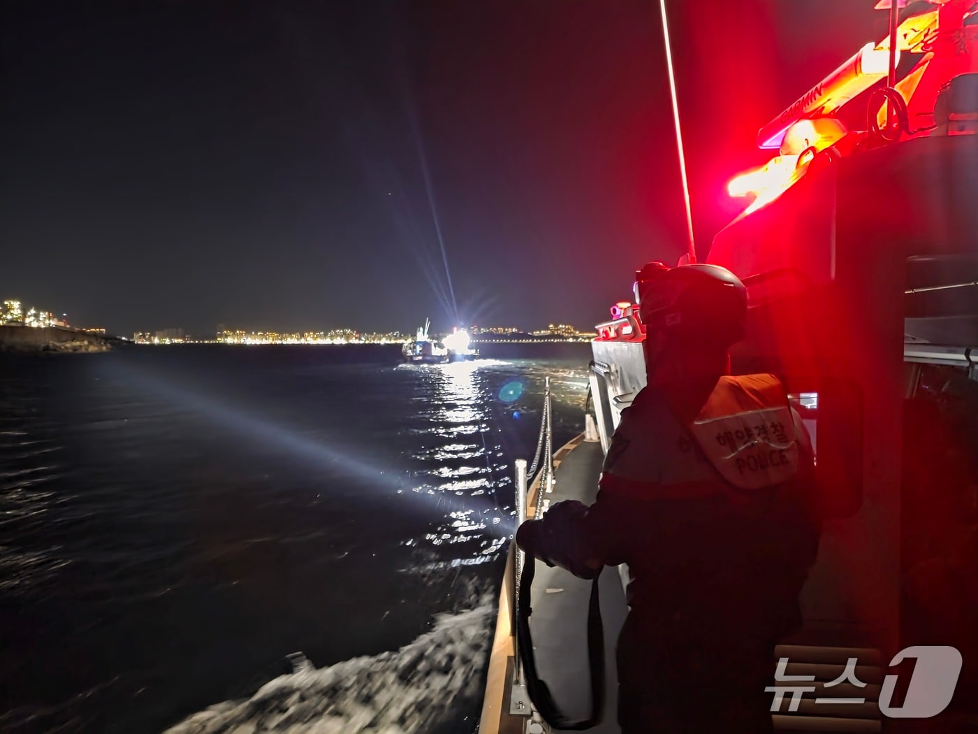 21일 오후 9시 2분쯤 포항 신항 북방파제 홍등 인근 해상에서 엔진이 고장난 낚시어선 A호(6톤급, 승선원 6명)를 구조 중인 해경. (포항해경 제공. 재판매 및 DB금지)/뉴스1
